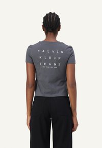 Calvin Klein Jeans GRAPHIC TEE - Apdrukāts T-krekls - washed black