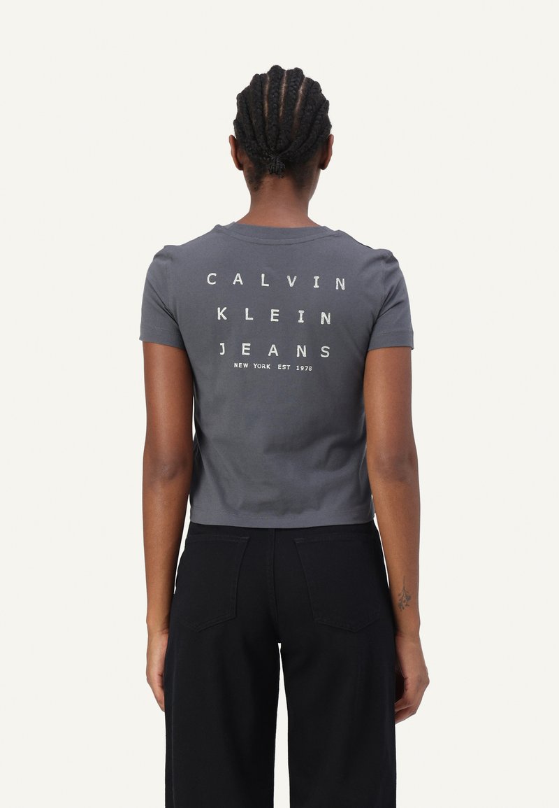 Calvin Klein Jeans GRAPHIC TEE - Apdrukāts T-krekls - washed black