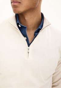 Oscar Jacobson Stickad tröja - white