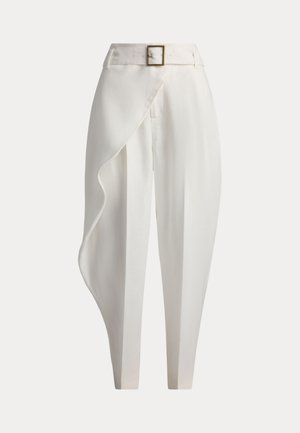 Pantalones blancos de talle alto ajustados, con una superposición envolvente en la pierna izquierda y un cinturón a juego con una hebilla cuadrada.