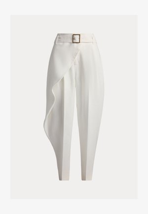 Pantaloni albi croiți, cu talie înaltă, cu un overlay în formă de înfășurare pe piciorul stâng și o curea asortată cu o cataramă pătrată.