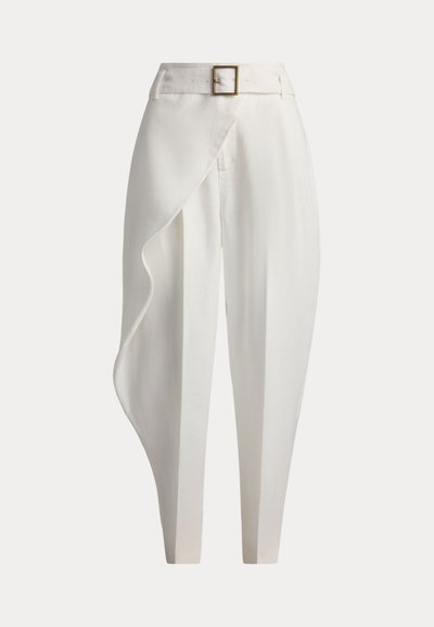 Λευκό ψηλόμεσο παντελόνι με ραφινάτη εφαρμογή, με επικάλυψη τύπου wrap στο αριστερό πόδι και ζώνη στο ίδιο σχέδιο με τετράγωνη αγκράφα.