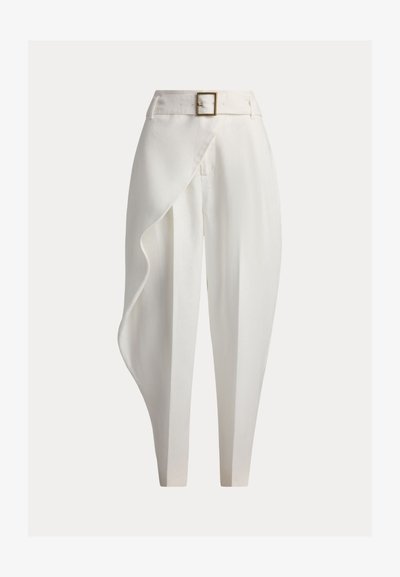 Λευκό ψηλόμεσο παντελόνι με ραφινάτη εφαρμογή, με επικάλυψη τύπου wrap στο αριστερό πόδι και ζώνη στο ίδιο σχέδιο με τετράγωνη αγκράφα.