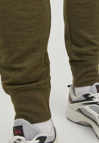 Jack & Jones JPSTWILL AIR PANTS - Pantalones deportivos - olive night