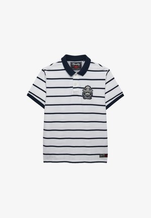 Biała koszulka polo z czarnymi poziomymi paskami, granatowym kołnierzykiem, dwoma guzikami oraz haftowanym herbem na lewej piersi.