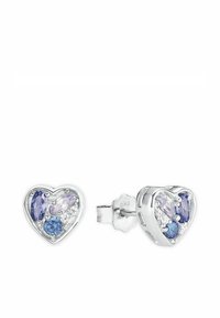 Pendientes en forma de corazón de plata que presentan piedras preciosas en tonos púrpura y azul con un acabado texturizado. El diseño incluye múltiples monturas para las gemas.