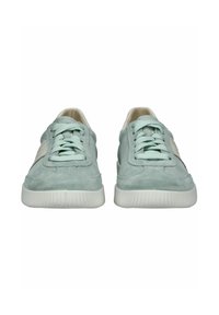 Baskets en suède bleu clair avec des accents blancs, bout rond, semelle texturée et lacets plats. Design minimaliste et finition douce.