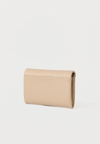 Rechthoekige portemonnee van lichtbeige synthetisch materiaal met een textuurrijke afwerking, voorzien van een flapsluiting en minimalistische stikdetails.