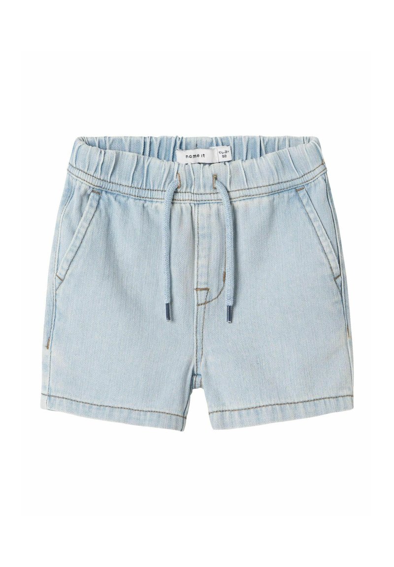 Shorts en denim bleu clair avec une taille élastique et un cordon de serrage. Comprennent des poches latérales et des détails de coutures subtils.