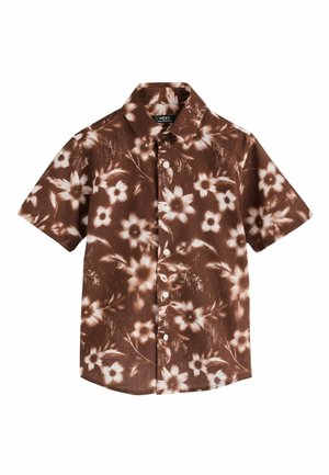 Cămașă maro cu mânecă scurtă, cu nasturi, model alb floral tie-dye și guler clasic, afișată pe un fundal alb.