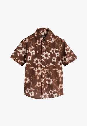Cămașă maro cu mânecă scurtă, cu nasturi, model alb floral tie-dye și guler clasic, afișată pe un fundal alb.