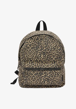Kleiner Rucksack mit braunem und schwarzem Leopardenmuster, vorderer Reißverschlussfach und schwarzem Tragegriff oben.