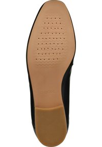 Suola nera in gomma con superficie beige testurizzata caratterizzata da un motivo ondulato e piccoli fori di drenaggio, marchiata "GEOX."