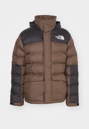 Giacca invernale marrone e nera, in piuma, con colletto alto, dotata di due tasche frontali, tessuto testurizzato e logo sul petto.