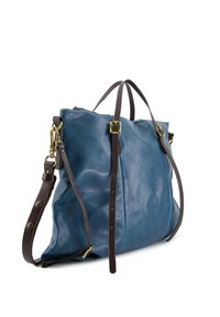 Lederhandtasche in tiefblau mit braunem Schulterriemen und Griffen. Sie verfügt über Hardware in goldfarbener Ausführung und eine weiche, strukturierte Oberfläche.