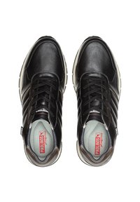 Baskets en cuir noir avec un dessus texturé, de grosses lacets et une semelle intérieure rembourrée. Comprend des détails de marque rouges et blancs sur la languette.