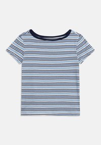 Κοντομάνικο μπλουζάκι με οριζόντιες ρίγες σε ανοιχτό μπλε και ναυτικό μπλε, με ναυτικό μπλε περίγραμμα στη λαιμόκοψη, απλωμένο επίπεδα σε λευκό φόντο.