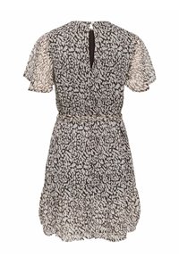 Robe courte à imprimé animal noir et blanc, avec manches volantées, ceinture à la taille, fermeture au dos avec une ouverture en forme de goutte, et ourlet volanté.