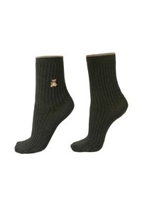 Mørkegrønne ribbede sokker med en tynd beige kant og en lille broderet teddybjørn iført en rød julestråhat på ydersiden af den ene sok.