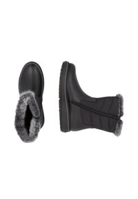 Schwarze Winterstiefel mit gestepptem Textilschaft, Futter aus Kunstfell und Gummisohle mit strukturiertem Profil. Seitlicher Reißverschluss für einfachen Zugang.