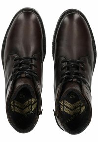 Botas de cuero marrón hasta el tobillo con puntera redonda, acabado texturizado, detalles de costura, cordones negros y un interior estampado. Talla 42.