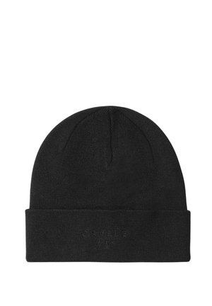Cappello in maglia nera con risvolto, caratterizzato da una finitura testurizzata e un logo del marchio in rilievo sulla parte frontale. Design semplice e pulito.