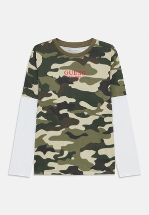 Camouflierter Langarmshirt mit olivgrünen, schwarzen und beigen Mustern. Verfügt über einen Rundhalsausschnitt, weiße Ärmel und roten Text "GUESS EST 1981" auf der Vorderseite.