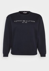 Pullover blu navy realizzato in misto cotone, con scollatura rotonda e polsini a coste, con il logo bianco "TOMMY HILFIGER EST. 1985" sulla parte anteriore.