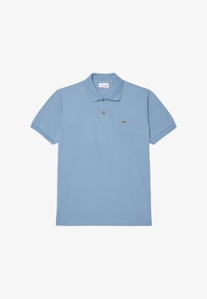 Hellblaues Polohemd aus Baumwolle mit klassischem Kragen, drei Knöpfen und einem kleinen grünen Krokodil-Logo auf der linken Brust.