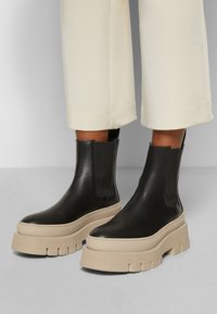 Copenhagen Studios CPH686 - Botas de tornozelo com plataforma - black/nature