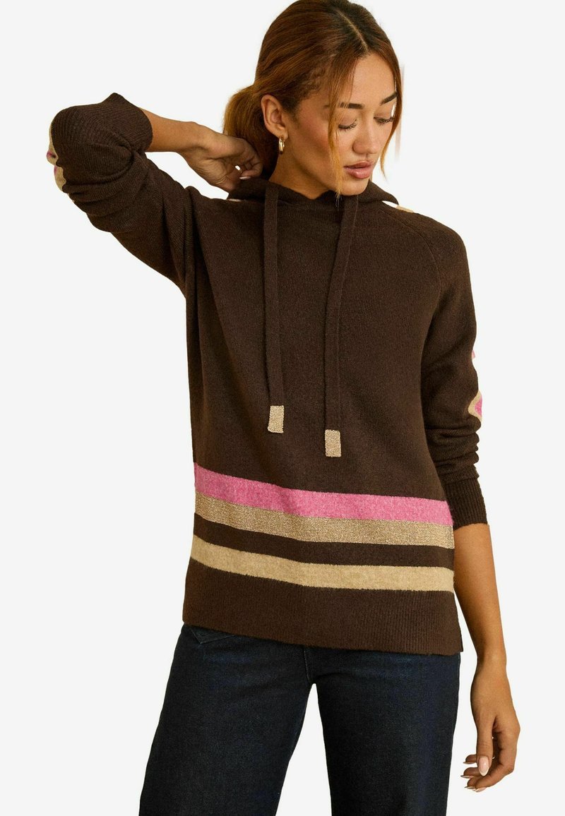 Brązowa bluza z kapturem w paski w kolorach różowym, kremowym i ciemnobrązowym. Charakteryzuje się luźnym krojem i ściągaczami na rękawach. Miękka w dotyku, o swobodnym stylu.