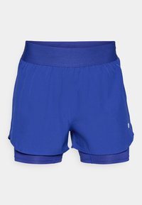 Pantalones cortos deportivos azules con una amplia cinturilla elástica, con un diseño en capas y un pequeño logo en la parte inferior derecha. Textura suave.