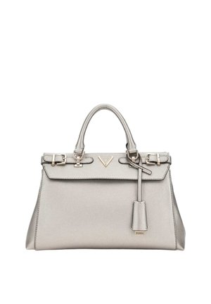 Sac à main Guess argenté avec poignées supérieures, détails de boucle et une étiquette suspendue à l'avant sur un fond blanc.