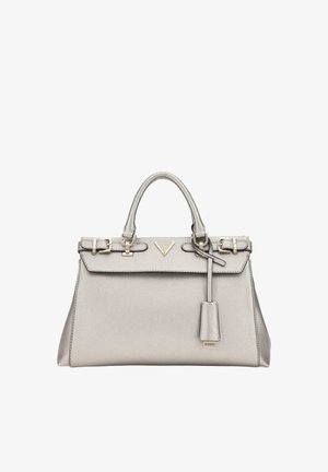 Sac à main Guess argenté avec poignées supérieures, détails de boucle et une étiquette suspendue à l'avant sur un fond blanc.