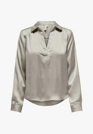 Hladká taupe blúzka s golierom, dlhými rukávmi a výstrihom do V. Tkanina má jemnú textúru a mierne lesklý povrch.