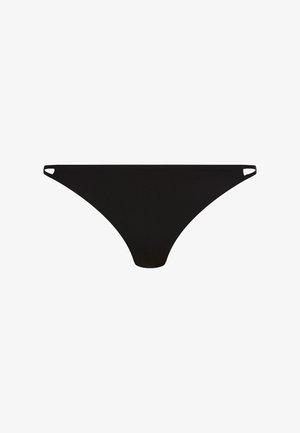 Czarny string z gładkiej tkaniny o minimalistycznym wzornictwie, wycięty wysoko po bokach, o jednolitej fakturze.