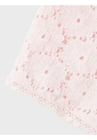 Tessuto di pizzo rosa chiaro con motivo floreale e delicata frangia lungo il bordo. La texture è trasparente e morbida, mettendo in risalto dettagli intr intricati.
