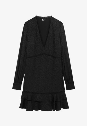 Svart kjole med V-hals, lange ermer, teksturert blomsterdesign og volangkant. Har dekorativt trim langs halslinning og ermer.