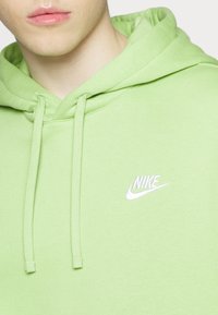 Nike Sportswear SPORTSWEAR CLUB FLEECE - Sweatshirt com capuz - vivid green/white