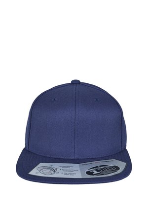 Granatowa czapka snapback z płaskim daszkiem, z srebrną etykietą podkreślającą komfort Flexfit 110 i opatentowaną technologię.