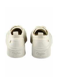 Paire de baskets Buffalo couleur blanc cassé vues de dos avec semelles texturées et languettes en tissu au talon.