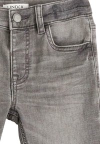 Grå denim jeans med en let falmet tekstur, der har en metalknaplukning, fem-lomme design og syede detaljer på sømmene.