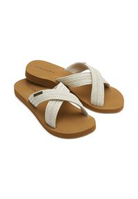 Sandales blanches à lanières tressées avec une semelle en caoutchouc marron, présentant un design croisé texturé et un logo de marque sur le dessus de la semelle.