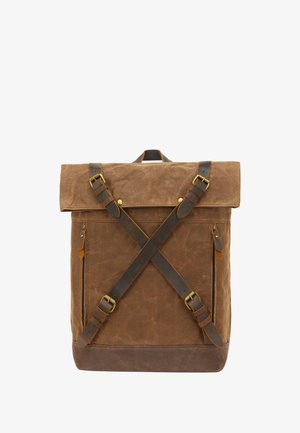 Brun canvas rygsæk med rulle-top lukning, mørkebrune læderstropper og messinghardware. To sidelommer med lynlås og et håndtag på toppen.