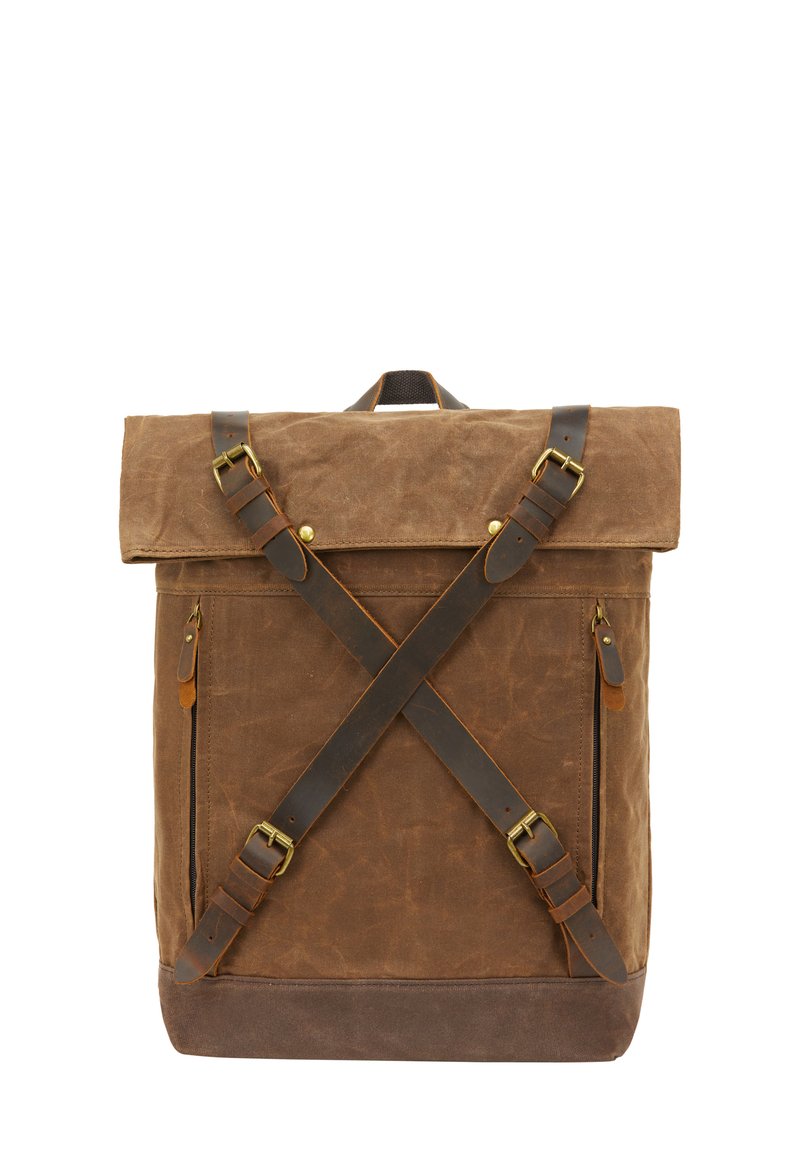 Sac à dos en toile marron avec une fermeture à rouleau, sangles en cuir marron foncé et quincaillerie en laiton. Deux poches zippées sur les côtés et une poignée sur le dessus.