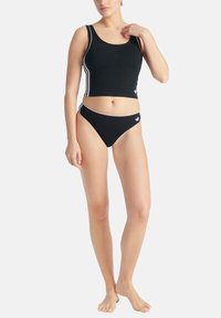 Czarny zestaw tankini zawierający krótki top tank z białymi paskami i logo, w połączeniu z dopasowanymi majtkami bikini, obydwa wykonane z gładkiego materiału.