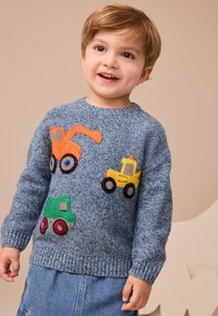 Kék kötött pulóver három színes, hímzett teherautós mintával: narancssárga kotrógép, sárga teherautó és zöld jármű. Kerek nyakkivágás, bordázott mandzsetták.
