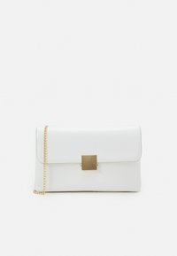 Bílá kožená kabelka na ruku s zlatým čtvercovým uzávěrem, vybavená řetízkem a hladkým povrchem. Design s překlápěcí klopou.