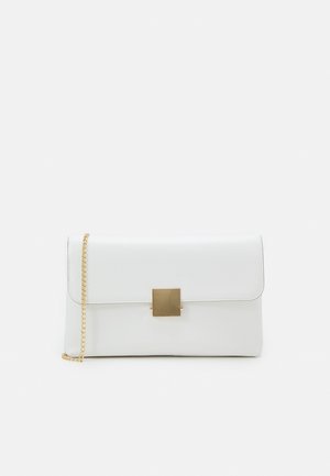 Valkoinen nahkainen clutch-laukku, jossa on kultainen neliön muotoinen solki, ketjuhihna ja sileä pinta. Käännettävä läppädesign.