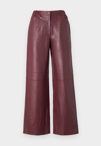 Bordeaux leren wijde broek met een soepele textuur, elastische tailleband en zijzakken, met subtiele stiksels.